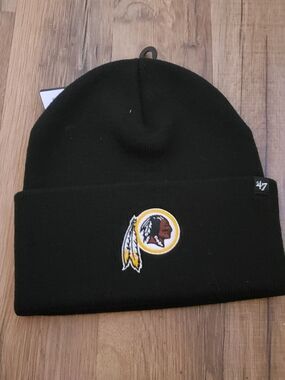 47 Mens Black Beanie with Yellow and White Team Logo Patch